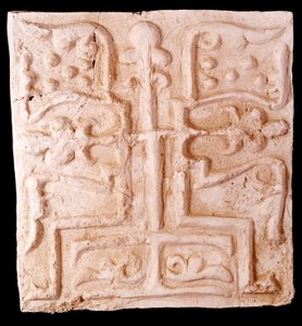 Art paléochrétien : pierre ornée de reliefs de branches de vigne et d