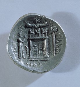 Tétradrachme de Vahbarz, Roi de Persis, représentant un autel du feu zoroastrien (revers) - Parthian School