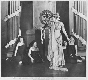 Mata Hari se produisant au Musée Guimet, Paris, le 13 mars 1905