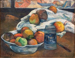 Bol de fruits et une chope devant une fenêtre, vers 1890