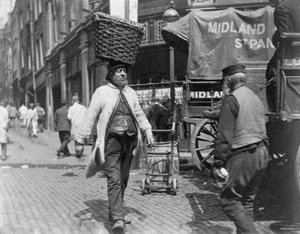 Porteurs de poisson au marché de Billingsgate, Londres, 1893 - Paul Martin