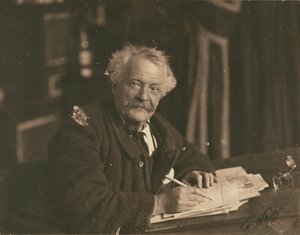 [Félix Nadar assis à une table d