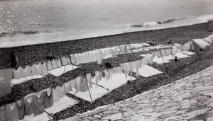 Séchage du linge sur la plage, Nice - Paul Nash