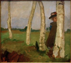 Fille avec chapeau entre les troncs de bouleaux