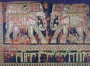 Éléphants et inscription par le général turc Abu Mansur Bukhtegin, tissu de soie fabriqué en Iran au 10e siècle, détail