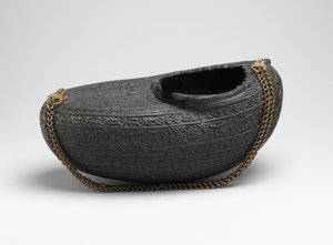 Kashkul, ou bol de mendiant, avec portrait de derviches et un fauconnier monté, Iran, 1880