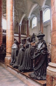 Tombe de Maximilien I, vue de quatre figures en bronze de pleureurs, peut-être ancêtres, parents ou contemporains, le design attribué à Gilg Sesselschreiber