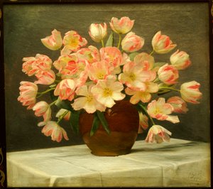 Tulipes dans un vase sur une table drapée