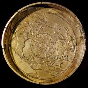 Art phénicien : plat en or décoré d