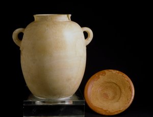 Urne en albâtre et assiette en argile de la civilisation phénicienne du site de Laurita. 7e siècle av. J.-C. Museo Arqueologico, Grenade, Espagne