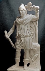 Civilisation des Phéniciens : divinité mithriaque tenant une torche et une double hache. IIe ou IIIe siècle apr. J.-C. Sculpture en marbre. Dim. 87 cm. Paris, Musée du Louvre