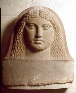 Civilisation des Phéniciens : tête de femme sculptée sur un sarcophage phénicien. IVe siècle av. J.-C. Bas-relief en marbre. Dim. 72 cm Paris, Musée du Louvre