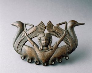 Art phénicien : représentation de la déesse Astarté. Elle est entourée de deux oiseaux prenant leur envol. Sculpture en bronze du 6e siècle av. J.-C. De Séville. Dim. 16 cm Séville, musée archéologique