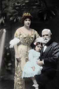 Chanteuse australienne Nellie (Nelly) Melba (1861-1931) avec son père et une petite fille non identifiée. Melbourne, début du 20ème siècle Photographie