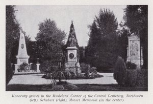 Tombes honorifiques au Coin des Musiciens du Cimetière Central, Beethoven (à gauche), Schubert (à droite), Mémorial de Mozart (au centre)