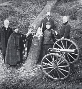 Hiram Maxim démontrant la puissance de son arme aux fonctionnaires du gouvernement chinois - Photographer English