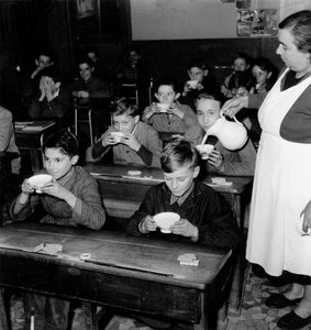Distribution de lait gratuit dans les écoles françaises, 8 décembre 1954