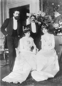 De gauche à droite : Ernest Rouart (1874-1942) et sa femme Julie Manet (1878-1967), Paul Valéry (1871-1945) et sa femme Jeannie Gobillard (1877-1970), le jour de leur mariage, mai 1900 (photo n/b)