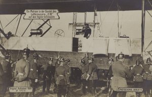 Un marin dans la gondole du Zeppelin LZ III au champ de tir de Tegel, Berlin - Photographer German