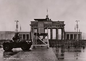 Voiture blindée britannique à la frontière entre Berlin-Est et Berlin-Ouest à la porte de Brandebourg - Photographer German
