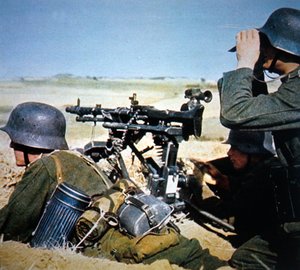 Mitrailleuse allemande MG34 montée sur trépied pour tir soutenu