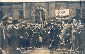 Civils et soldats allemands à Berlin, novembre 1918 (photo en noir et blanc) - Photographer German