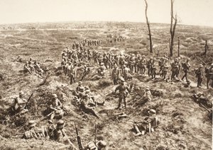 Infanterie allemande traversant le Chemin des Dames pour suivre l