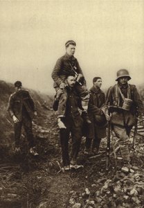 Fantassin allemand avec une blessure à la jambe transporté hors du champ de bataille par des prisonniers britanniques, Première Guerre mondiale
