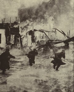 Soldats allemands avançant à travers les ruines en flammes de Rotterdam après son bombardement par la Luftwaffe, Seconde Guerre mondiale, mai 1940 - Photographer German