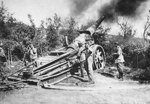 Soldats allemands tirant avec un canon lourd (photo n/b)