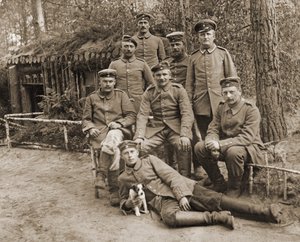Groupe de soldats allemands avec un chien - Photographer German