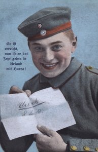 Soldat allemand heureux avec une notification de congé