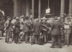Hyperinflation en Allemagne de Weimar : membres du public faisant la queue devant la Reichsbank à Berlin avec des valises pour transporter leur argent, juillet 1923 - Photographer German