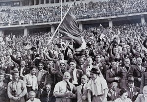 Supporters italiens soutenant leurs athlètes dans le stade aux Jeux Olympiques, Berlin, Allemagne