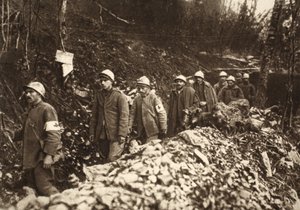 Prisonniers italiens à Tolmin ramenés à travers leurs propres positions le premier jour de la bataille, 24 octobre 1917