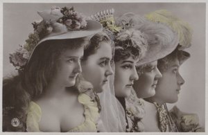 Ligne de femmes en tenue historique - Photographer German