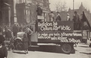 Camion couvert de slogans communistes dans les rues de Berlin, Allemagne - Photographer German