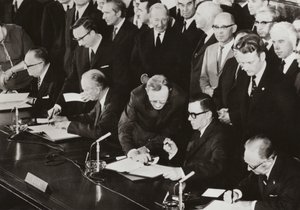 Le 3 juin 1972, les ministres des Affaires étrangères des Quatre Puissances ont signé le protocole final de l