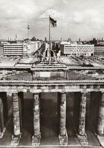 Protégée par des frontières sûres, la construction de la capitale de la RDA continue (photo n/b) - Photographer German