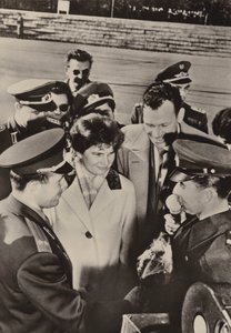 Valentina Tereshkova-Nikolayeva et Yuri Gagarin chaleureusement accueillis lors de leur visite aux gardes-frontières à Berlin le 20 octobre 1963 (photo n/b)