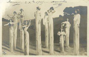 Femmes sur échasses déguisées en asperges - Photographer German