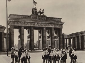 Jeunes pionniers viennent à la Porte de Brandebourg, le monument de Berlin, pour voir leurs amis, les gardes-frontières (photo n/b)