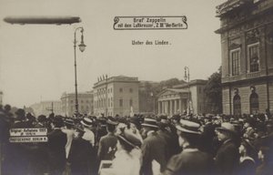 Zeppelin LZ III survolant Unter den Linden, Berlin - Photographer German