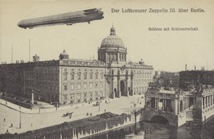 Zeppelin LZ III survolant le palais de la ville, Berlin - Photographer German