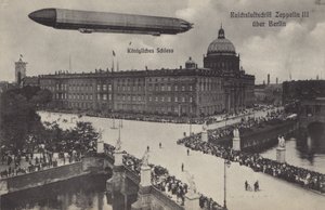 Zeppelin LZ III survolant le palais de la ville, Berlin