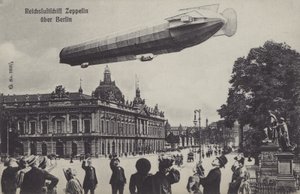 Dirigeable Zeppelin survolant Berlin