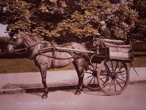 Une voiture irlandaise, vers 1910 (photo en noir et blanc colorée à la main) - Photographer Irish