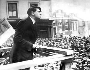 Dernière photo du politicien irlandais Michael Collins, lors de son discours au comité de Skibbereen, mars 1922 (photo n/b)