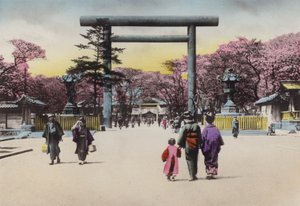 Japon, c.1912 : Le gigantesque Torii en bronze pour Shokonsha ou sanctuaire invoquant les esprits des soldats morts dans les troubles nationaux, Tokyo