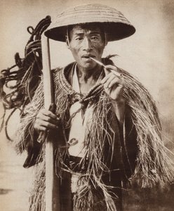 Coolie japonais (travailleur agricole) portant un chapeau pour se protéger de la forte pluie dans les rizières (photo n/b)